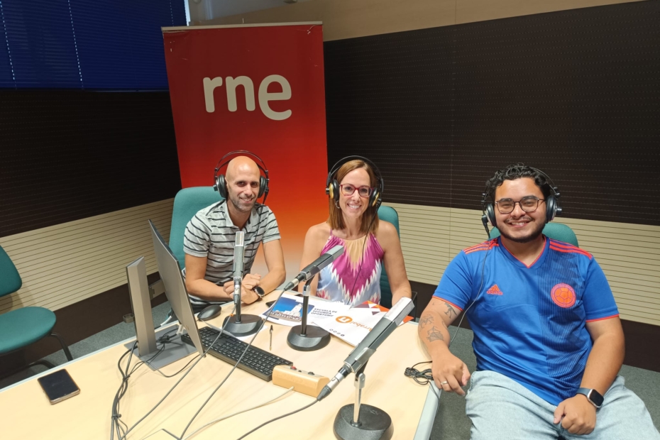 Alumnado de la E2O de Arrabal-AID durante la entrevista en los estudios de RNE