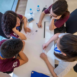Chicos alrededor de una mesa pensando en ideas